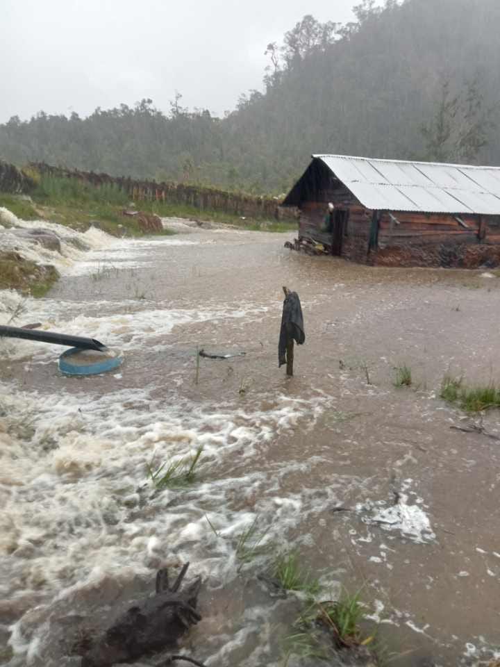 Hujan Es dan Angin Kencang Melanda Distrik Sinak